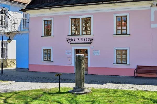 Městské muzeum Valašské Klobouky najdete v historických budovách - Stará radnice a Červený dům.