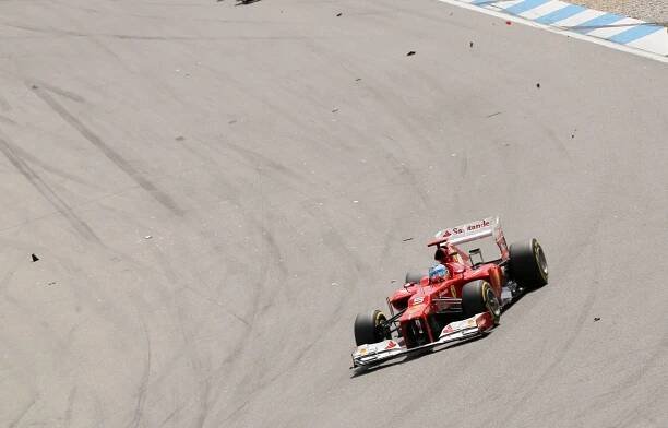 FOTO Vettel sprchoval šampaňským Alonsa i krásné hostesky