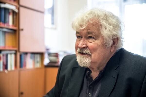 Petr Pithart: Jsem zásadně proti bourání soch a pomníků