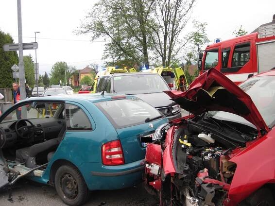 Hromadná nehoda v Rožnově: Pro maminku s dítětem letěl vrtulník