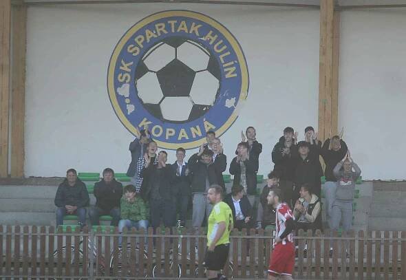 Fotbalisté Spartaku Hulín (v červeném) ve 13. kole okresního přeboru OFS Kroměříž porazili Slavkov p. H. 2:1.