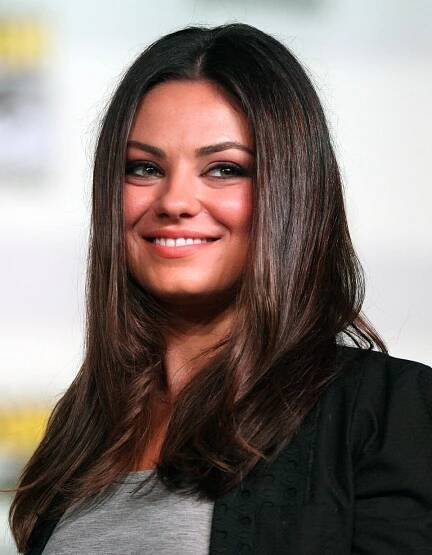 Soubor:Mila Kunis by Gage Skidmore 3.jpg – Wikipedie
