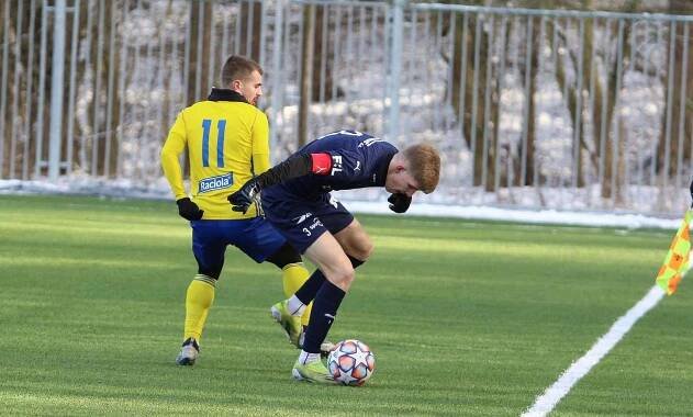 Fotbalisté Zlína B (žluté dresy) v sobotním přípravném zápase podlehli juniorce Slovácka 2:5.