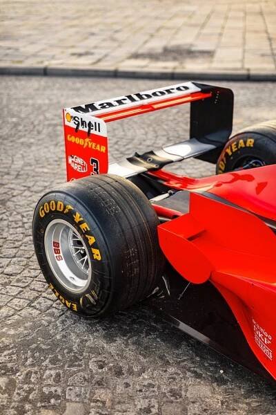 Ferrari F300, se kterým vítězil Michael Schumacher, jde do aukce