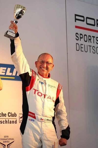 Jaroslav Mikoláš si splnil dětský sen. Zúčastnil se závodů vozů značky Porsche. Oporou mu na cestách byla jeho manželka Irena.