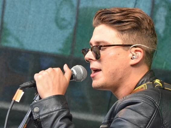 FOTO: Toulavá přilákala na teplické náměstí davy teenagerů
