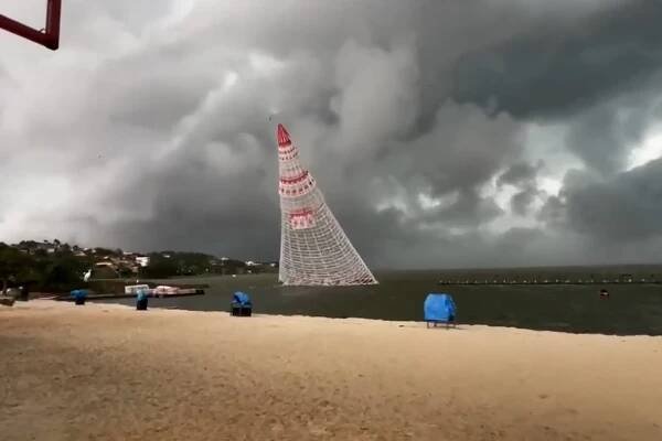 Floating Christmas tree display collapses in Brazil, leaving 1 dead.