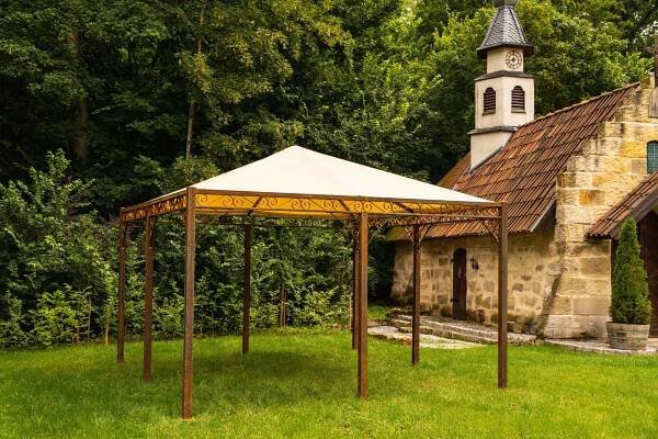 Pavillon Palermo in unbeschichtet mit Sonnensegel neben einer Kirche