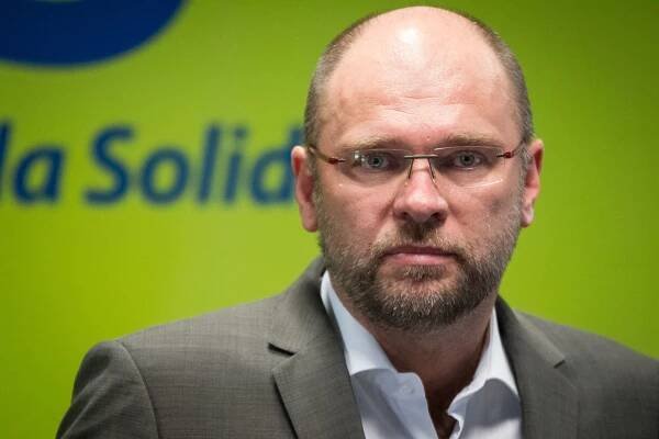 Tóth mal okrem novinárov sledovať aj Richarda Sulíka. Chcel pre Kočnera zistiť, či berie kokaín