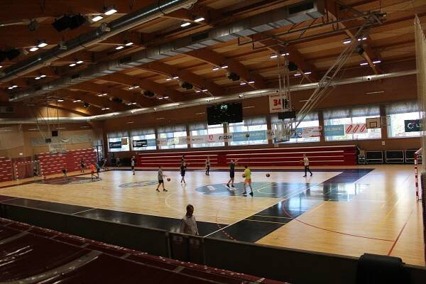 FOTO: Sportovní hala Dašická má opět novou palubovku. Přibyla i chytrá světla
