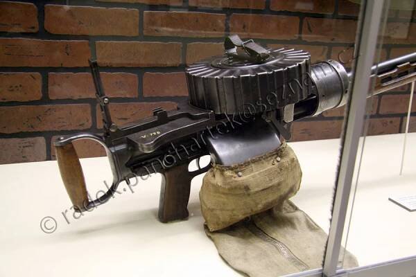 CZK - vz. 28 (kulomet pro pozorovatele) : Zbraně s jednoduchým závěrem