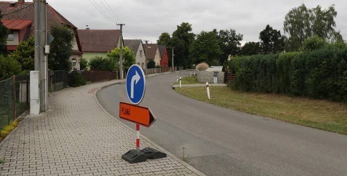 Silniční uzavírka v Chodové Plané: i kamiony musí na objížďku přes Kříženec