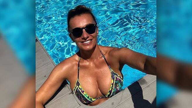 Ty plavky jsou mi malé! Alici Bendové vylézaly vnady z menších bikin - Super.cz