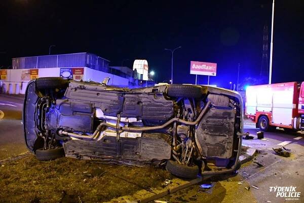 Noční nehoda dvou vozů ve Stodůlkách zaměstnala složky IZS | Týdeník Policie