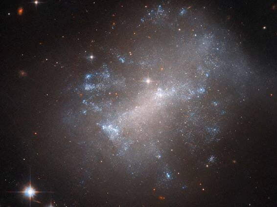 Hubbleův teleskop pozoruje nepravidelnou galaxii vzdálenou 44 milionů světelných let od Země