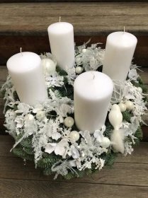 Adventní věnec s bílými dekoracemi – Salon Květin