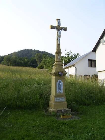 Soubor:Oznice kamenný kříž.jpg – Wikipedie