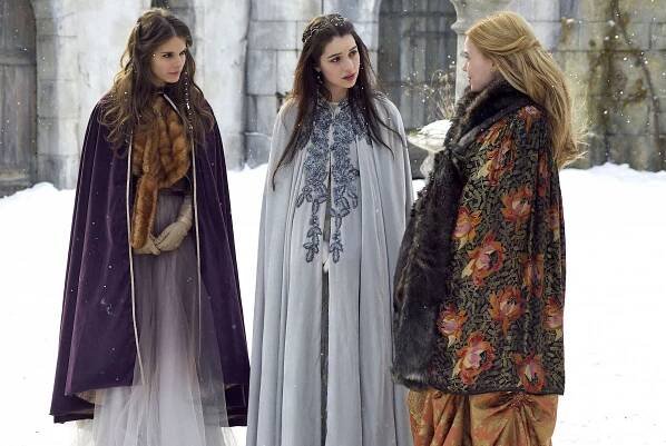 Království - Dřevění vojáčci - Z filmu - Caitlin Stasey, Adelaide Kane