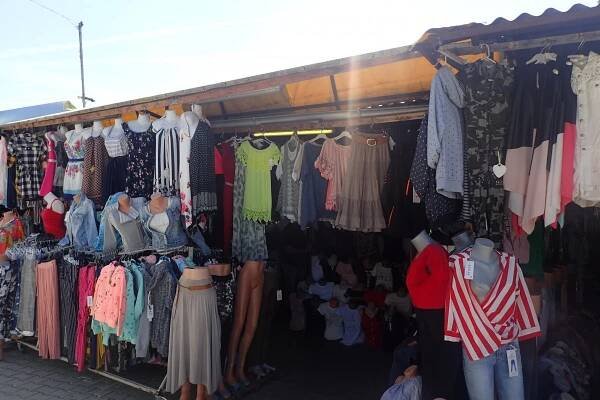 Celníci odhalili na tržnici ve Folmavě sklad padělků | Týdeník Policie