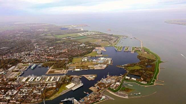 Wilhelmshaven sichert sich mit 75.745 Einwohnern den zehnten Platz der größten Städte Niedersachsens. Die kreisfreie Stadt an der Nordseeküste ist Deutschlands einziger Tiefwasserhafen.