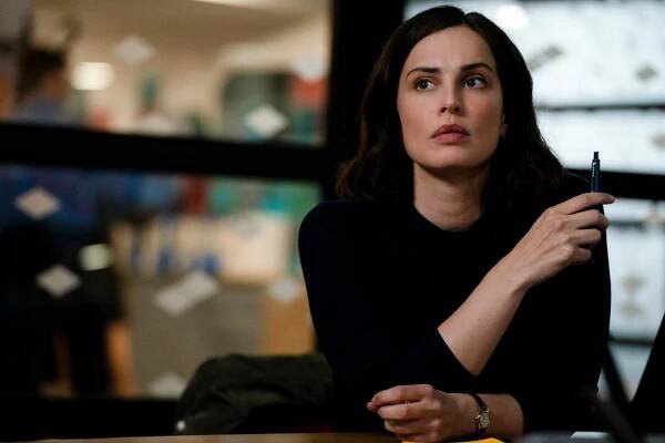 FBI: International - Černý tučňák - Z filmu - Heida Reed