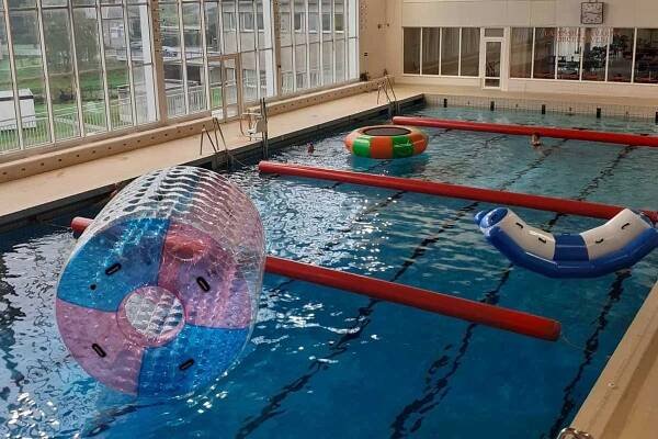 Krnov: O víkendu budou v bazénu nafukovací atrakce