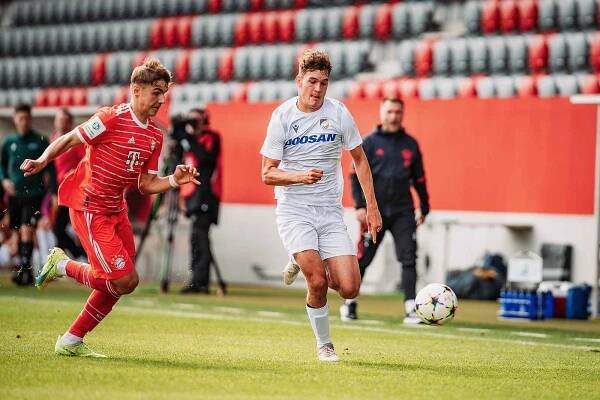 Bayern Mnichov U19 - Viktoria Plzeň U19 (v bílém) 1:2, 4. října 2022.