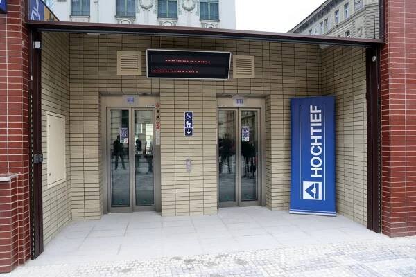 Deset nových přechodů a cyklopruh: TSK dokončila další etapu rekonstrukce Karlova náměstí