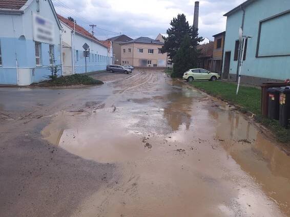 VIDEO: Bouřka a příval vody v Boskovicích. V centru města uvízla auta v laguně