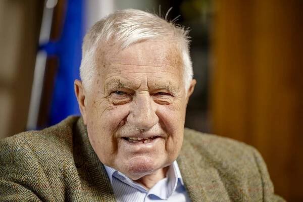Divím se, že Fiala dokáže spát, říká Klaus k výsledkům eurovoleb. Sám v politice nechce „bidenovat“