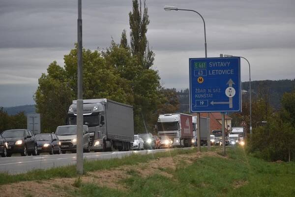 Okružní křižovatka na I/43 u Sebranic. Semafory zmizí, řidičům se uleví