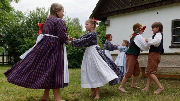 Folklorní soubor ze Skalice usiluje s petiční podporou veřejnosti o taneční sál