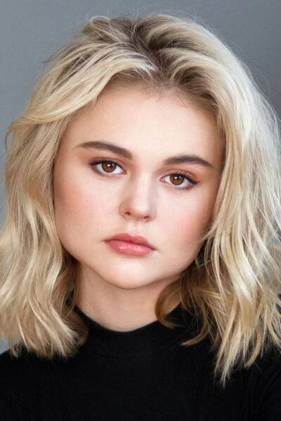 Emily Alyn Lind herečka
