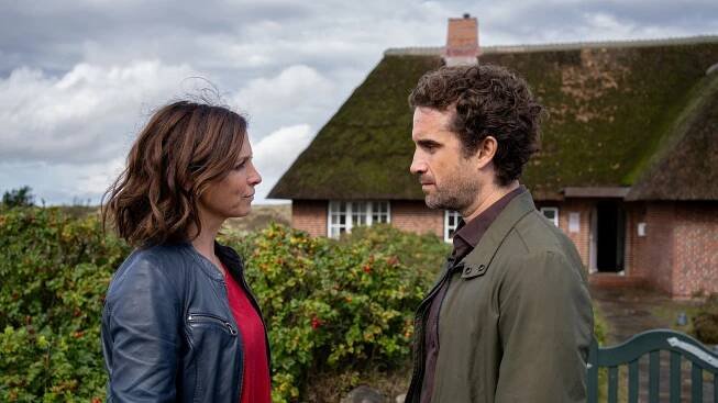 Nord Nord Mord - Sievers und der tiefe Schlaf - Z filmu - Julia Brendler, Oliver Wnuk