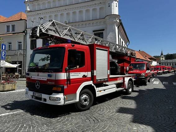 Hasiči v Sušici slavili ve velkém, ohromili vodní fontánou i spanilou jízdou