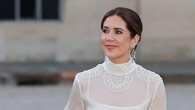 ŽENA-IN - Dánská královna bere dech v outfitu, který zvolila na státní večeři v Paříži. Hned po příletu oslnila Diorem