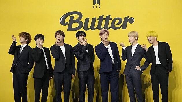 BTS (zleva): V, SUGA, JIN, Jung Kook, RM, Jimin, a j-hope, 21. května 2021