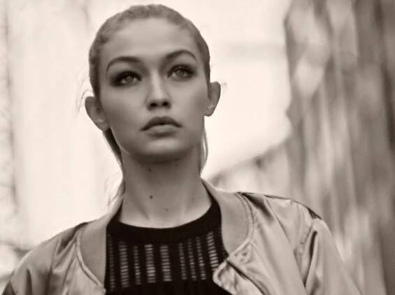Modelka Gigi Hadid jako supermodelka 90. let. V hlavní roli: kůže