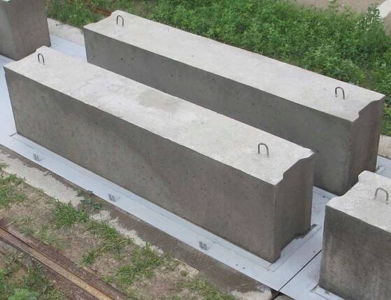 Železobetonové základové bloky: betonové výrobky při stavbě základů, velikost prefabrikovaných betonových konstrukcí, výrobky