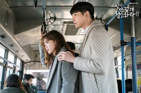 Yoo-jeong Kim, Gyoon-sang Yoon - Ildan ddeugeobge cheongsohara - Fotosky