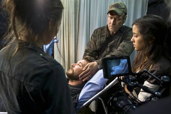 Falling Skies - Shall We Gather at the River - Z natáčení - Noah Wyle, Will Patton, Seychelle Gabriel