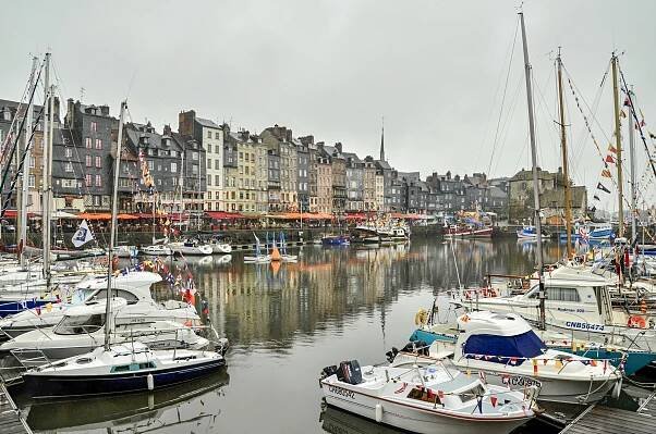 Před pár lety jsme během jednoho prodlouženého květnového víkendu udělali výlet do Normandie. Za 4 dny jsme stihli Deauville, Mont Saint Michel, tzv. pláže D-dne, Caen a Honfleur. Byl to fajn výlet a tady je o něm něco málo pro ty z vás, kteří přemýšlíte, že se tam také vydáte.