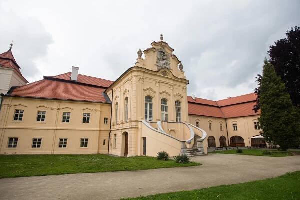 Objevte skvosty Vysočiny: klášter při svíčkách, ohnivou show i sladkou výstavu
