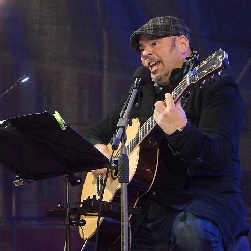 Obrazem: Do Hranic zamířil muzikálový zpěvák David Uličník a kapela Poutníci