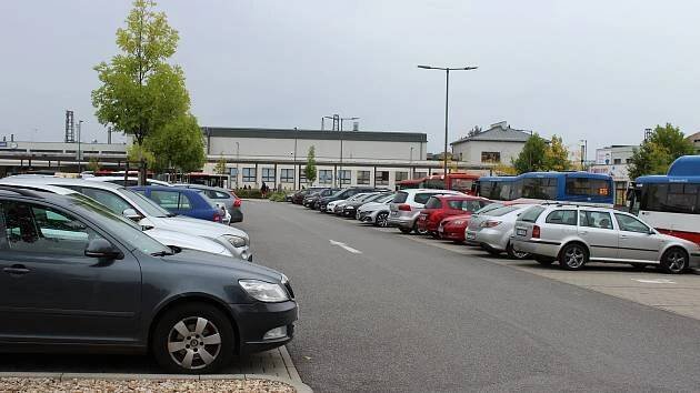 Řidiči si od nového roku v Kolíně připlatí za parkování. U nádraží pořádně