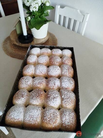 Nadýchané pečené buchty plněné džemem a tvarohem | NejRecept.cz