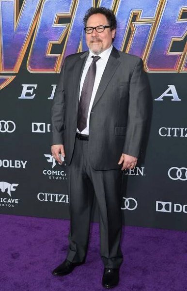 Jon Favreau looks statement in his sharp navy blue suit Wallpaper