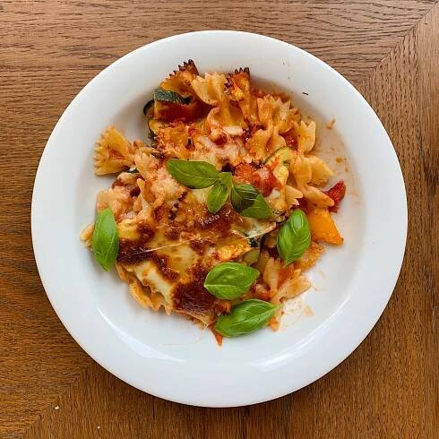 Cheesy zucchini and bell pepper pasta bake