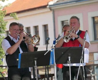 Na Masarykově náměstí ve Vyškově vyhrávala dechová hudba Lipovanka.