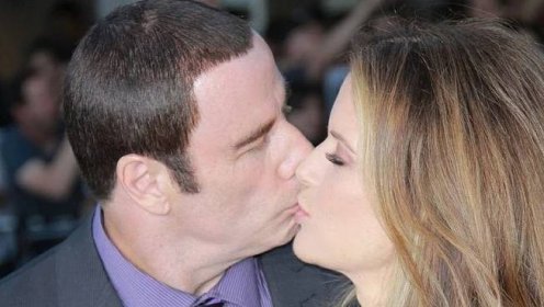 Travolta se snaží vyvrátit gay skandály, s manželkou se na premiéře filmu až přehnaně líbal a objímal - Super.cz
